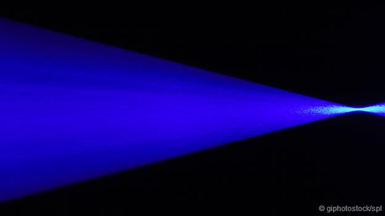 當(dāng)穿越巨洞時(shí)，光線(xiàn)會(huì)損失能量